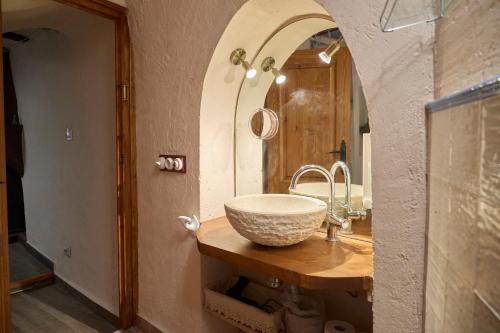 un bagno con un lavandino e uno specchio di Encantadora Casa Rural para 4 personas en El Vilosell a El Vilosell