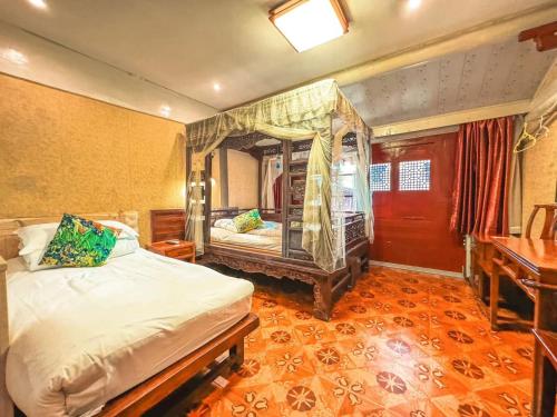 Postel nebo postele na pokoji v ubytování Shaoxing Laotaimen Luxun Native Place Youth Hostel