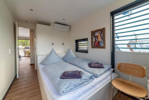 een bed in een kamer met twee zakken erop bij Hausboot LP1 in Peenemünde