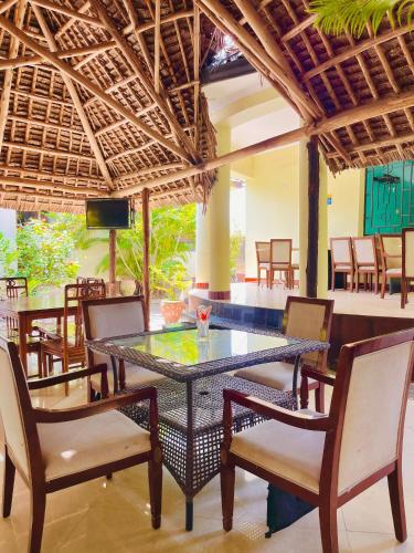 Restoran atau tempat lain untuk makan di Shavilla Hotel