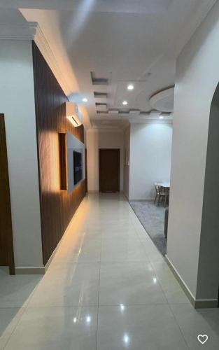 an empty hallway in a building with a large wall at فيلا المروج الفندقية in Yanbu