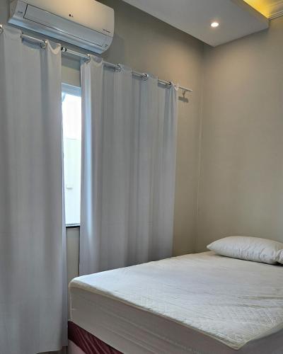 Postel nebo postele na pokoji v ubytování Eficiência - Casa Vitória Régia