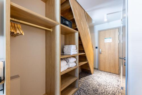 Postel nebo postele na pokoji v ubytování Hotel Schweizerhof Sils Maria, a Faern Collection Hotel