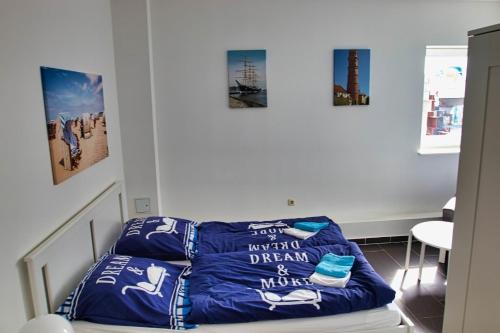 a room with a bed with a blue pillow at Segellast 2 in Lübeck