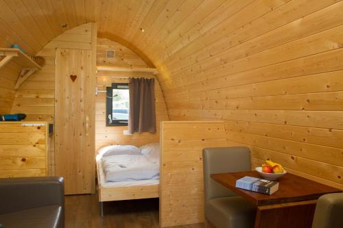 a small room with a bed in a wooden cabin at Kleine Nordseewelle ohne Hund in Norden