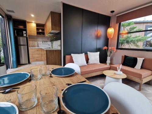 a dining room with a table and a kitchen at Ostseeferienpark Walkyrien - Bootsmann 10 in Schashagen
