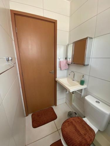 a small bathroom with a toilet and a sink at Apartamento Praia de Ponta com dois quartos in Natal