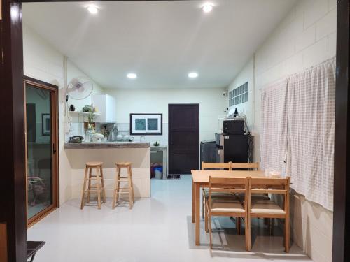 a kitchen with a table and chairs in a room at 78's Hometel Pattaya 103 in Pattaya