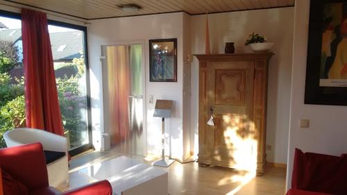 a living room with a room with a door and a table at Ferienhaus Börstel mit Klimaanlage, Löhne in Löhne