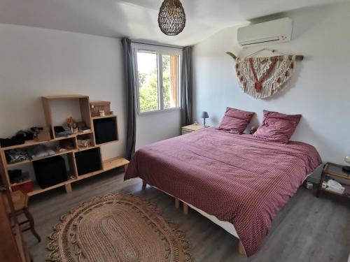 une chambre avec un grand lit et une fenêtre dans l'établissement Villa Exils Marins, à La Teste-de-Buch