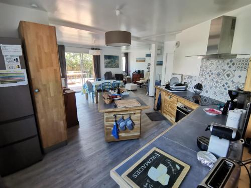 une cuisine et un salon avec un comptoir dans l'établissement Villa Exils Marins, à La Teste-de-Buch