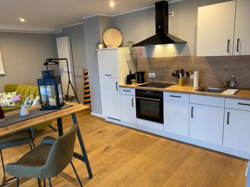 Nhà bếp/bếp nhỏ tại 3 Ommi Kese Garden See Suite Terrasse Fasssauna am Biggesee