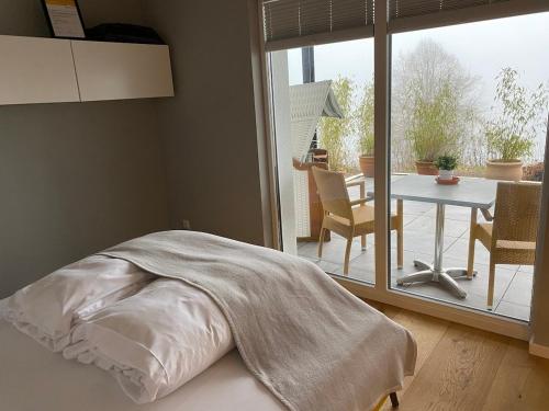Giường trong phòng chung tại 3 Ommi Kese Garden See Suite Terrasse Fasssauna am Biggesee