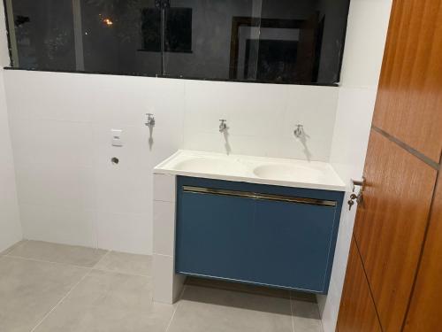 a bathroom with a sink and a mirror at Condomínio Ouro vilas in Arraial d'Ajuda