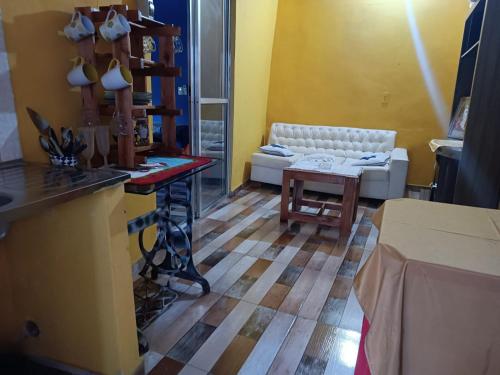 una sala de estar con un sofá y una mesa en Alicia Hospedaje 2, en Encarnación