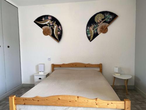 - une chambre dotée d'un lit avec trois plaques murales dans l'établissement Studio Confortable avec Balcon et Wifi près du parc Charles de Gaulle à Balaruc-les-Bains - FR-1-553-37, à Balaruc-les-Bains