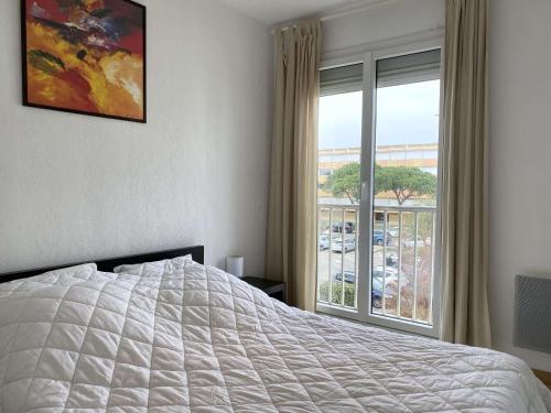 une chambre avec un lit et une grande fenêtre dans l'établissement T2 Climatisé Près des Thermes, Wifi, Confort Moderne – Balaruc-les-Bains - FR-1-553-44, à Balaruc-les-Bains