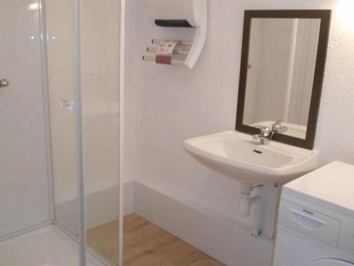 une salle de bain avec un lavabo, un miroir et une douche dans l'établissement T2 Climatisé Près des Thermes, Wifi, Confort Moderne – Balaruc-les-Bains - FR-1-553-44, à Balaruc-les-Bains