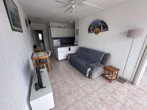 un salon avec un canapé et une table dans l'établissement Appartement cosy 4 pers avec parking à Port Camargue - FR-1-731-103, au Grau-du-Roi