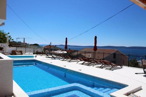 Beheiztes Schwimmbad, Schattige Terrasse Mit Meerblick
