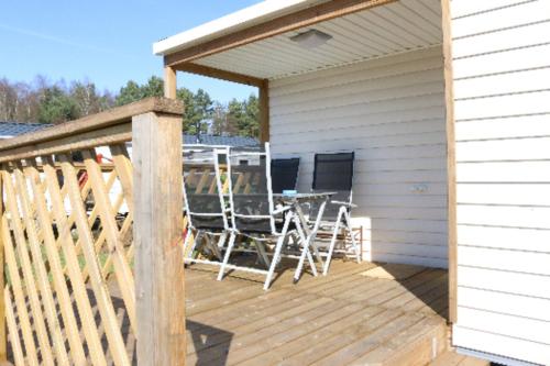 Balkón nebo terasa v ubytování Mobilheim Wattwurm mit Veranda am Kransburger See 555
