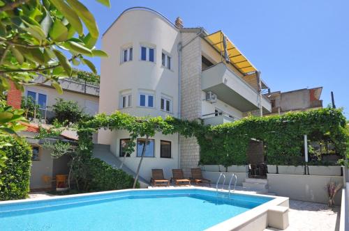 Kolam renang di atau dekat dengan Geräumiges Ferienhaus In Omiš Mit Privatem Pool