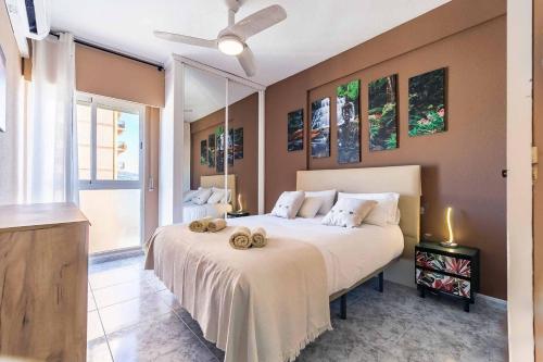 sypialnia z łóżkiem i dwoma ręcznikami na nim w obiekcie Perla 5 - 1 bed 1 bath beach view w mieście Fuengirola