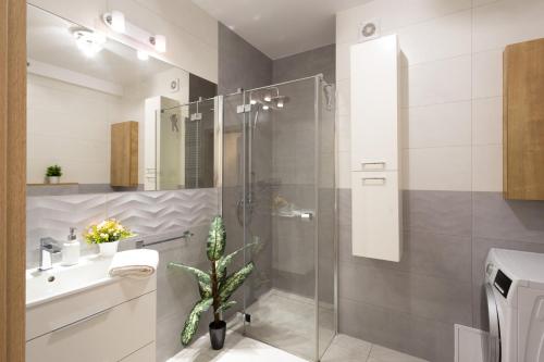 een badkamer met een douche, een toilet en een wastafel bij Apartament Atena - Beskid Apartment in Szczyrk