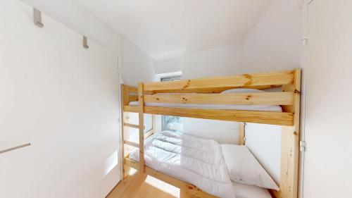 Cette petite chambre comprend des lits superposés. dans l'établissement Appartement vue mer pour 4 personnes, à Canet