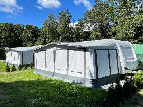 黑灵斯多夫Mietwohnwagen 03的草场上的一个白色大帐篷