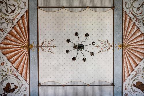 una pared con un reloj en el medio en Dom-Apartment im Herrenhaus Rheinblick, en Xanten