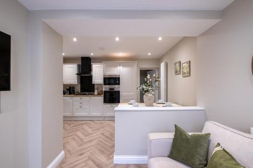 eine Küche mit weißen Schränken und einer weißen Arbeitsplatte in der Unterkunft Rowan Cottage Lanchester-Escape Beyond Holiday Lets in Lanchester