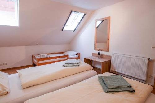 a small room with two beds and a mirror at Familienhof Brüning - Wohnung Sonnenschein in Meppen