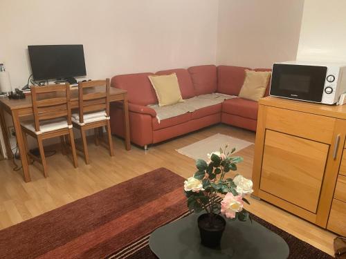 Et tv og/eller underholdning på - Timber Haven Retreat - 2-Room Wood-Themed Apartment 65 qm - Central Location - Renovated 2024 with TV & Netflix - Balcony - Full Kitchen - Free Parking - Near Metro & Airport - Nature-Inspired Interior -