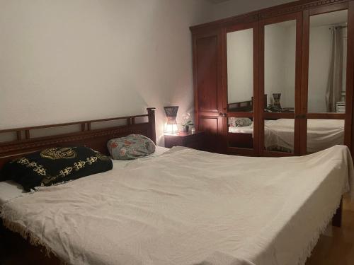 En eller flere senge i et værelse på - Timber Haven Retreat - 2-Room Wood-Themed Apartment 65 qm - Central Location - Renovated 2024 with TV & Netflix - Balcony - Full Kitchen - Free Parking - Near Metro & Airport - Nature-Inspired Interior -