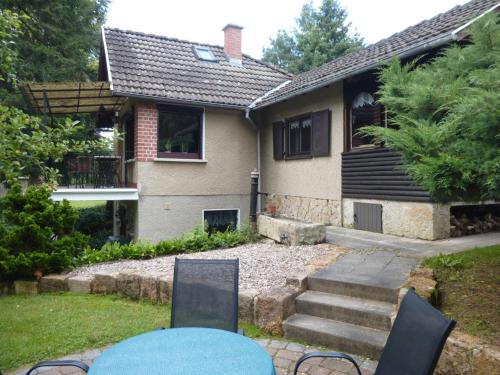 a table and chairs in front of a house at Hasenecke in Bad Salzungen