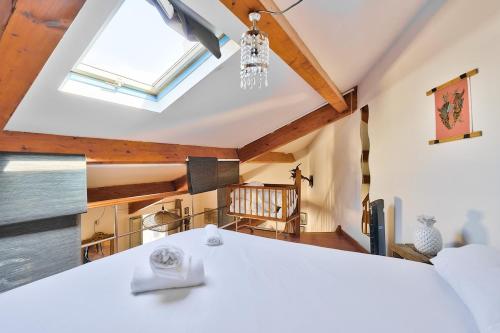 Cette chambre comprend un lit et une lucarne. dans l'établissement Lovely 1 BR Flat Le Panier Vieux-Port, à Marseille