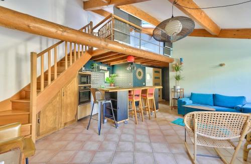 Il comprend une cuisine et un salon avec un escalier en colimaçon. dans l'établissement Lovely 1 BR Flat Le Panier Vieux-Port, à Marseille