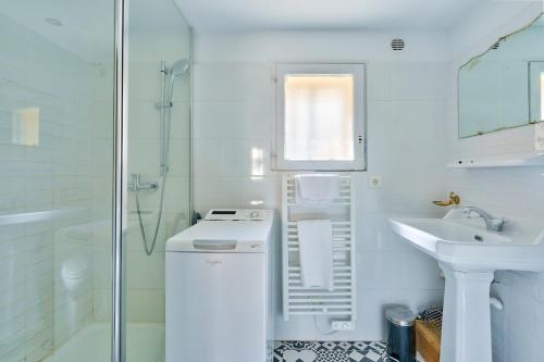 une salle de bain blanche avec un lavabo et une douche dans l'établissement Lovely 1 BR Flat Le Panier Vieux-Port, à Marseille