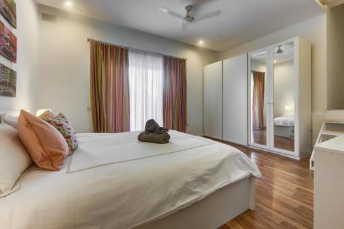Katil atau katil-katil dalam bilik di Stunning 5BR Villa with private pool & terrace by 360 Estates