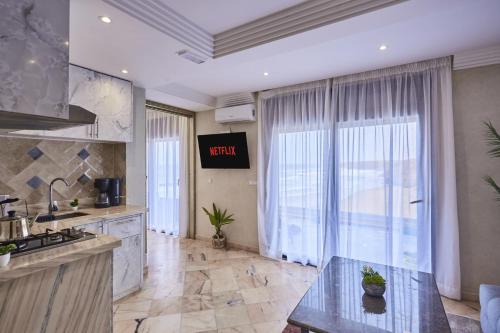 Фотография из галереи Amwaj Apt - Wake to Waves Stylish 1-Bedroom by the Shore в городе Мирлефт