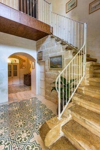 Gambar di galeri bagi Stunning 5BR Villa with private pool & terrace by 360 Estates di Lija