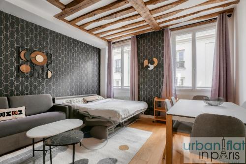 une salle d'hôpital avec un lit et une table dans l'établissement Urban Flat 96 - 1 Bedroom Aboukir, à Paris