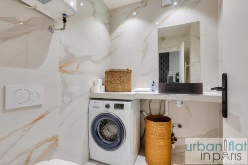 La salle de bains est pourvue d'un lave-linge et d'un miroir. dans l'établissement Urban Flat 96 - 1 Bedroom Aboukir, à Paris