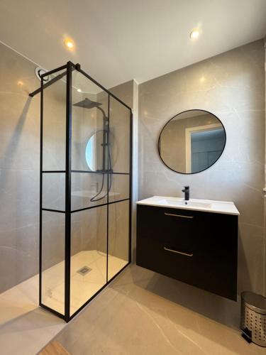 une salle de bain avec un lavabo et un miroir dans l'établissement Les Venitiennes, à Cannes