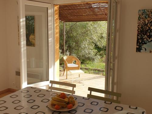 une assiette de fruits posée sur une table dans une pièce dans l'établissement Superbe villa entourée d'oliviers proche du village d'Aups - FR-1-822-7, à Aups