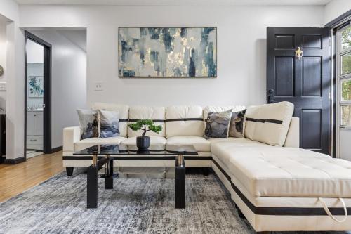 Χώρος καθιστικού στο Noir Manor 3BR House