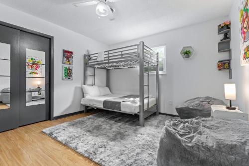 Ένα ή περισσότερα κρεβάτια σε δωμάτιο στο Noir Manor 3BR House