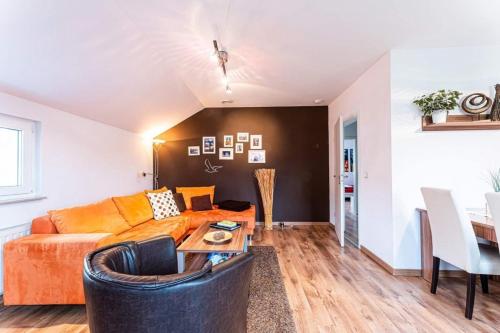 una sala de estar con un sofá y una mesa en Schalkhaus Regensburg, en Regensburg