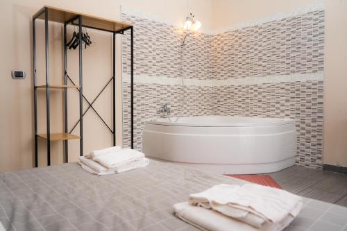 ナポリにあるB＆B パラダイスのバスルーム(バスタブ付)、ベッド1台(タオル付)が備わります。